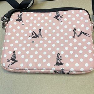 Izak -  iPad case - Padded tablet case for iPad.